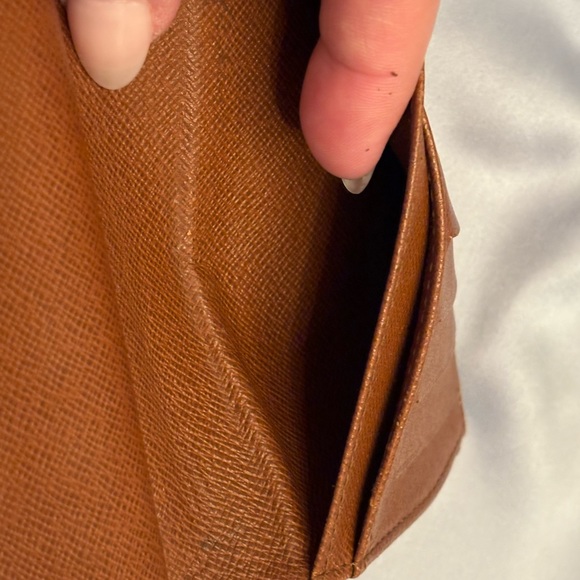 ✨Louis Vuitton KISS LOCK Wallet in great condition except 2 small call-outs✨ - Picture 5 of 17